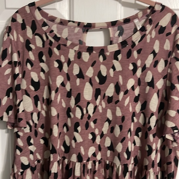 Excellent Condition Boutique Purchased Animal Print Tunic top mauve background - Picture 2 of 5